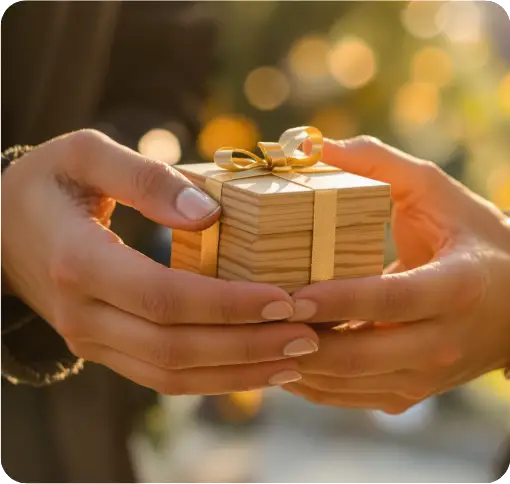 Ręce trzymające prezent